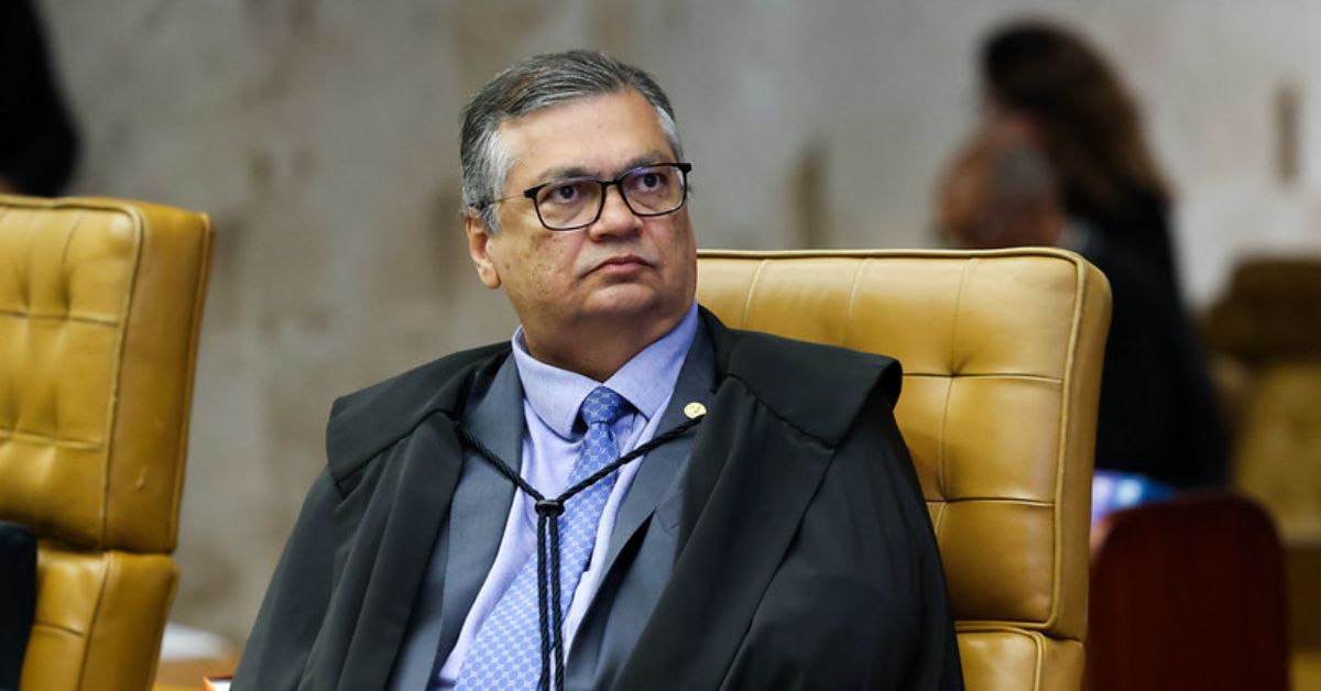 Ministro Flávio Dino no plenário do STF em contexto de apuração sobre emendas e filme de Bolsonaro