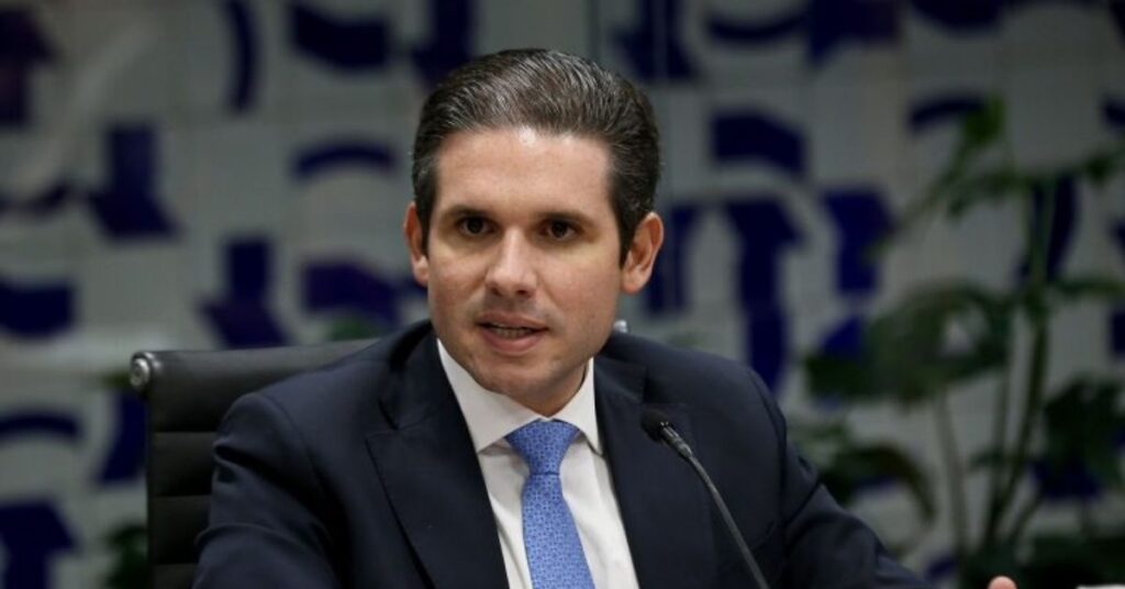 Hugo Motta em reunião na Câmara em meio à disputa sobre emenda dos créditos de carbono do Banco Master