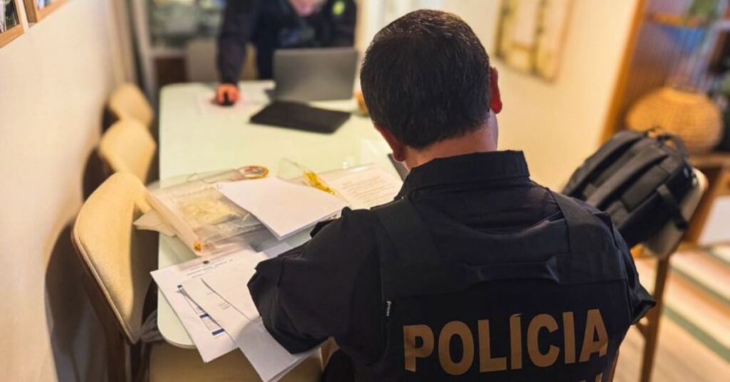 Policial durante cumprimento de mandado em fase da Operação Compliance Zero, que apura suspeita de vazamento de dados da PF no caso Vorcaro.