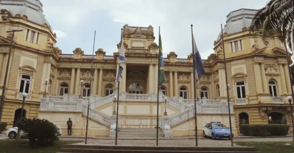 Palácio Guanabara, sede do governo do Rio, onde grampos foram encontrados no gabinete do governador.