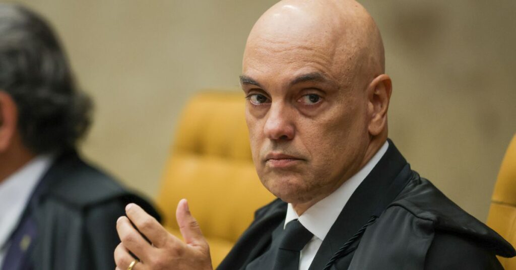 Alexandre de Moraes durante sessão do STF após defender revisão de regra sobre prisão de deputados estaduais