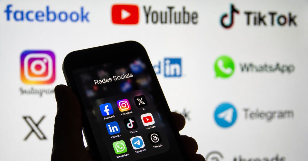 Regulação das big techs no Brasil com redes sociais em smartphone