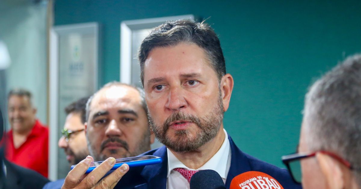 Romeu Aldigueri fala à imprensa sobre gestão fiscal e apoio à reeleição de Elmano no Ceará