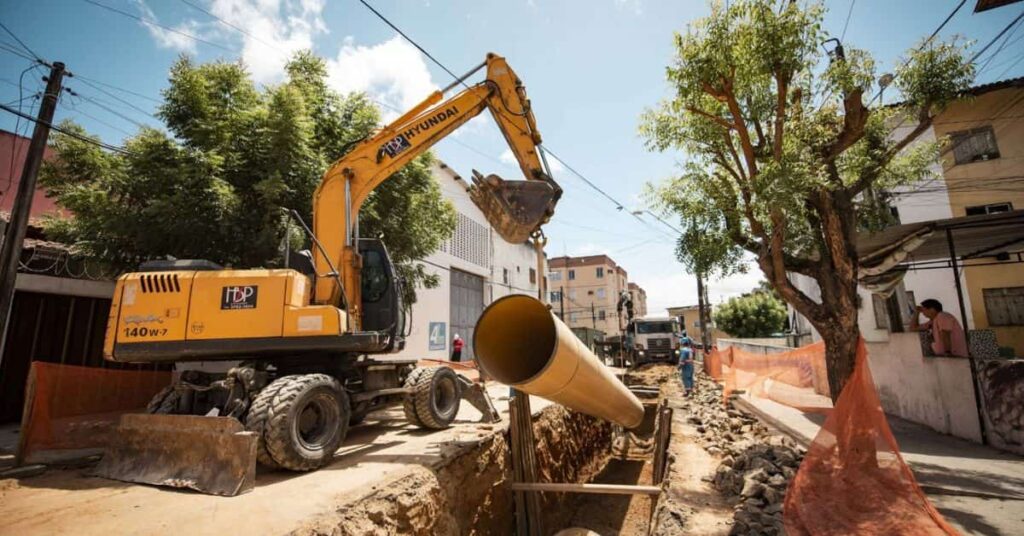 Operários instalam tubulações de esgoto em obra de saneamento no Ceará