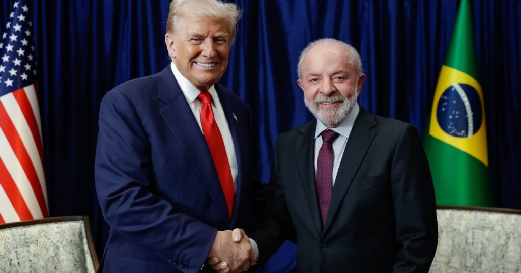 Donald Trump e Luiz Inácio Lula da Silva apertam as mãos em encontro bilateral entre Brasil e Estados Unidos