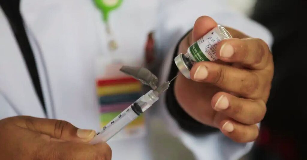 Profissional de saúde prepara dose da vacina contra influenza durante campanha de imunização no Brasil