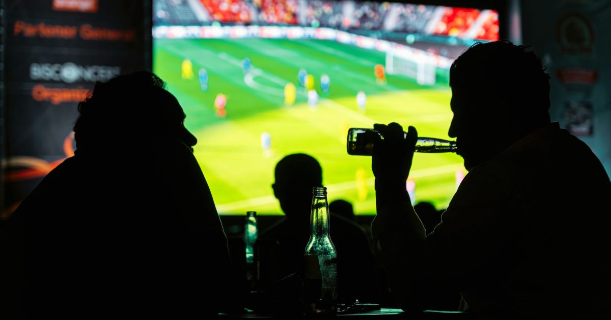 Clientes acompanham partida de futebol em telão de bar durante transmissão de jogos da Copa do Mundo 2026 no Ceará.