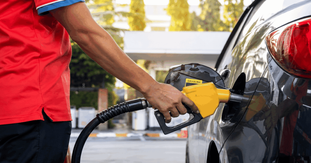 Frentista abastece um carro com gasolina em posto de combustíveis após anúncio do governo sobre retirada da subvenção do diesel.