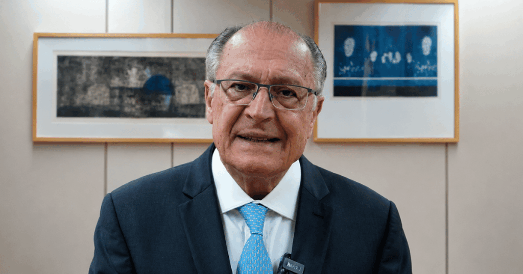 Geraldo Alckmin durante pronunciamento em que afirmou que “maus brasileiros” tentam reparar o estrago causado pelo tarifaço dos Estados Unidos contra produtos brasileiros.