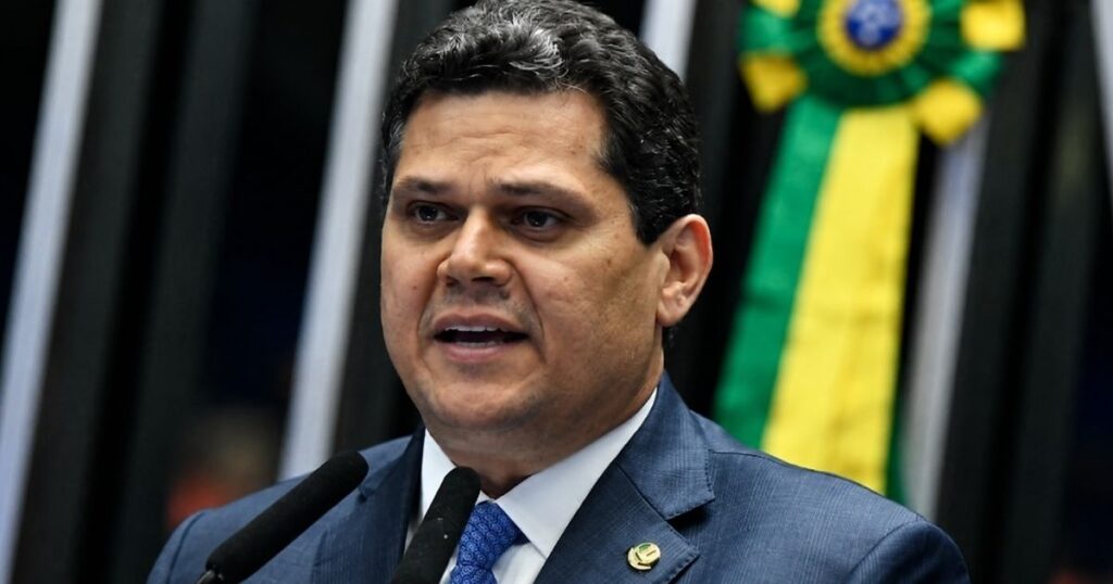 Davi Alcolumbre durante discurso no Senado Federal em meio à paralisação da PEC que prevê o fim da escala 6x1 e a redução da jornada de trabalho para 40 horas semanais.