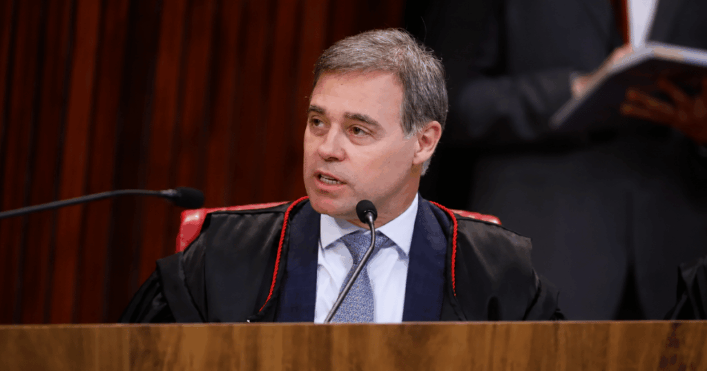 Ministro André Mendonça durante sessão do STF em meio à repercussão das críticas de Gilmar Mendes sobre a condução do caso Master.