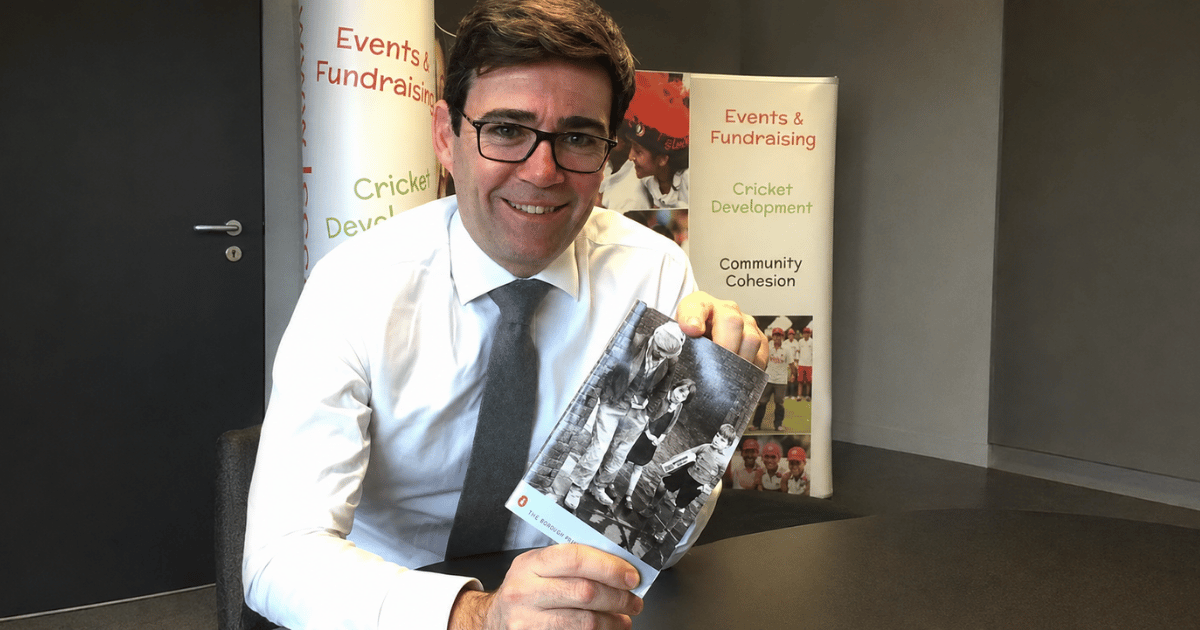Andy Burnham sorri durante encontro institucional após vencer a eleição suplementar de Makerfield e retornar ao Parlamento britânico.