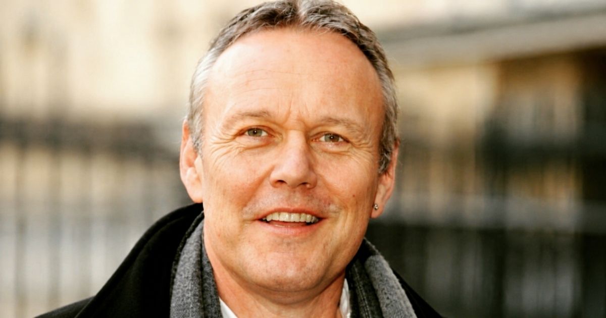 Anthony Head, ator britânico conhecido por interpretar Rupert Giles em Buffy e Rupert Mannion em Ted Lasso, em retrato divulgado após sua morte aos 72 anos.
