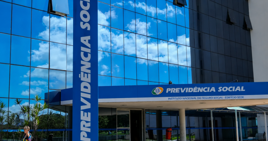 Fachada de unidade da Previdência Social utilizada em reportagem sobre aposentadoria especial e direitos de trabalhadores expostos a riscos ocupacionais.