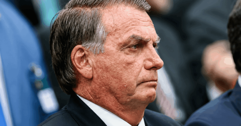 Jair Bolsonaro durante evento público; ex-presidente prestou depoimento à Polícia Civil do Distrito Federal em investigação sobre arma apreendida durante blitz.