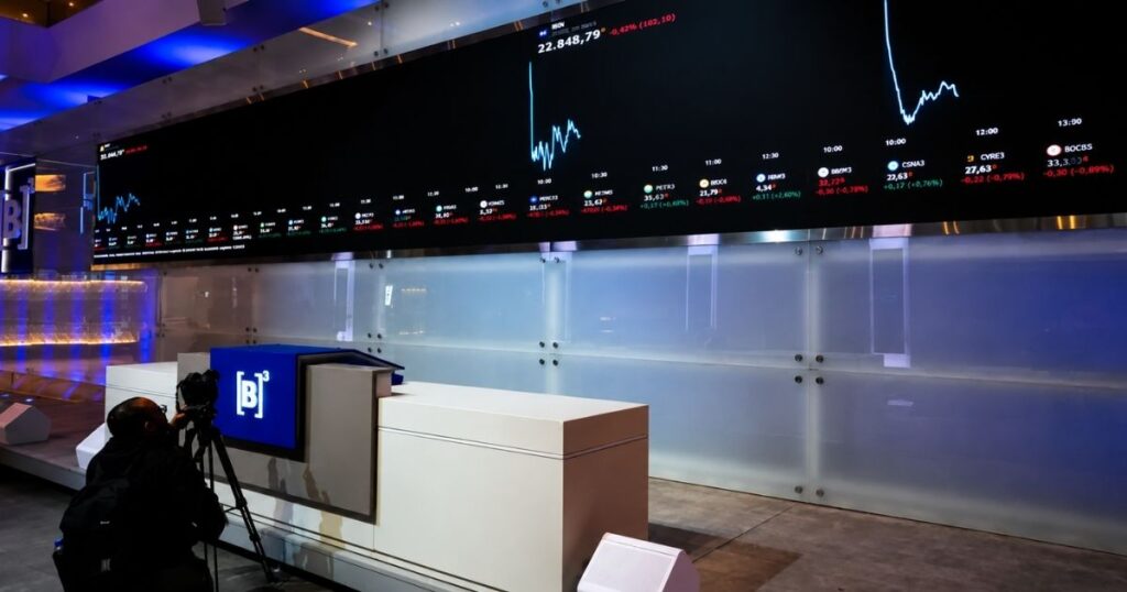 Painel eletrônico da B3 exibe cotações de ações durante pregão em São Paulo, em meio às movimentações do mercado envolvendo Brava Energia e Ecopetrol.