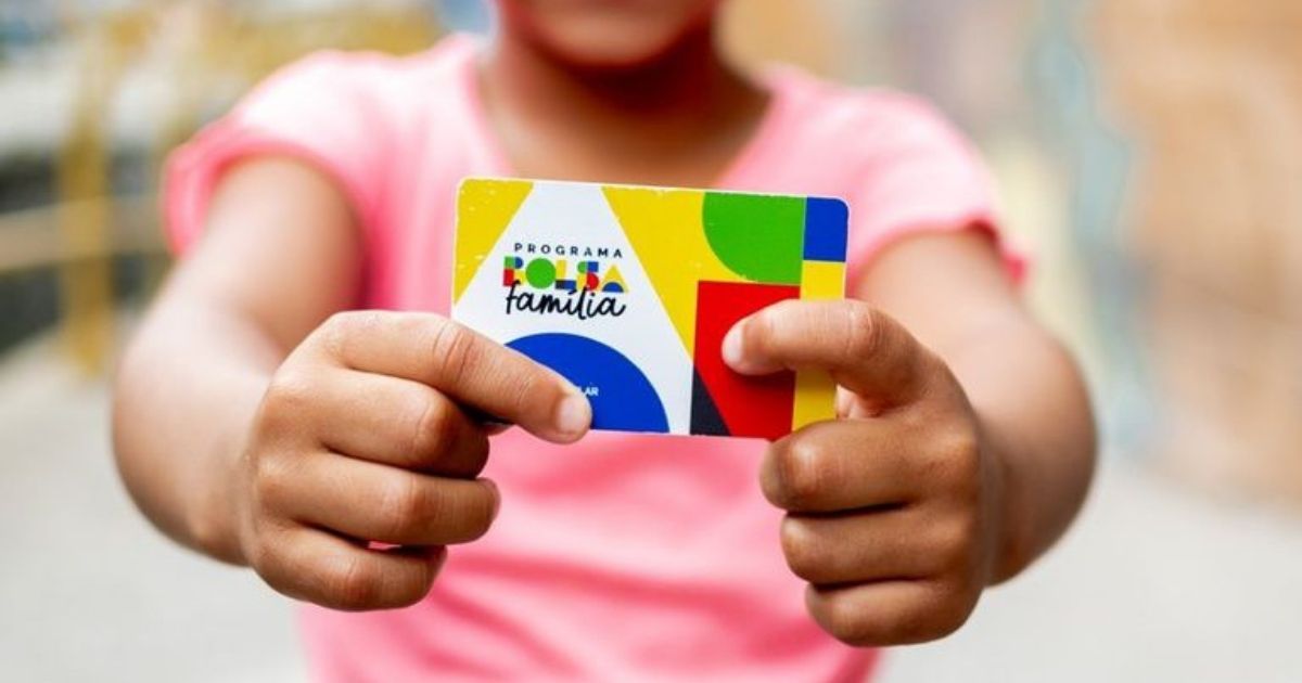 Criança segurando cartão do Bolsa Família em montagem sobre o calendário de pagamentos de junho de 2026 e dados do programa social.