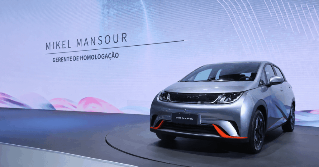 BYD Dolphin exposto em evento automotivo após governo renovar cota para importação de carros elétricos desmontados e semimontados no Brasil.
