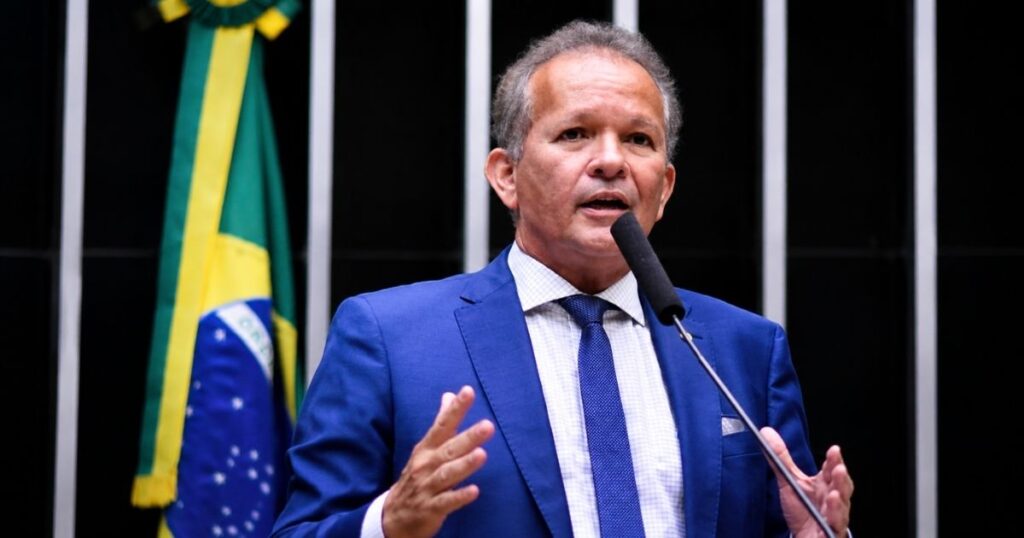 Deputado André Figueiredo discursa na Câmara dos Deputados em imagem relacionada ao projeto que restringe o uso de carro oficial para deslocamentos entre casa e trabalho.