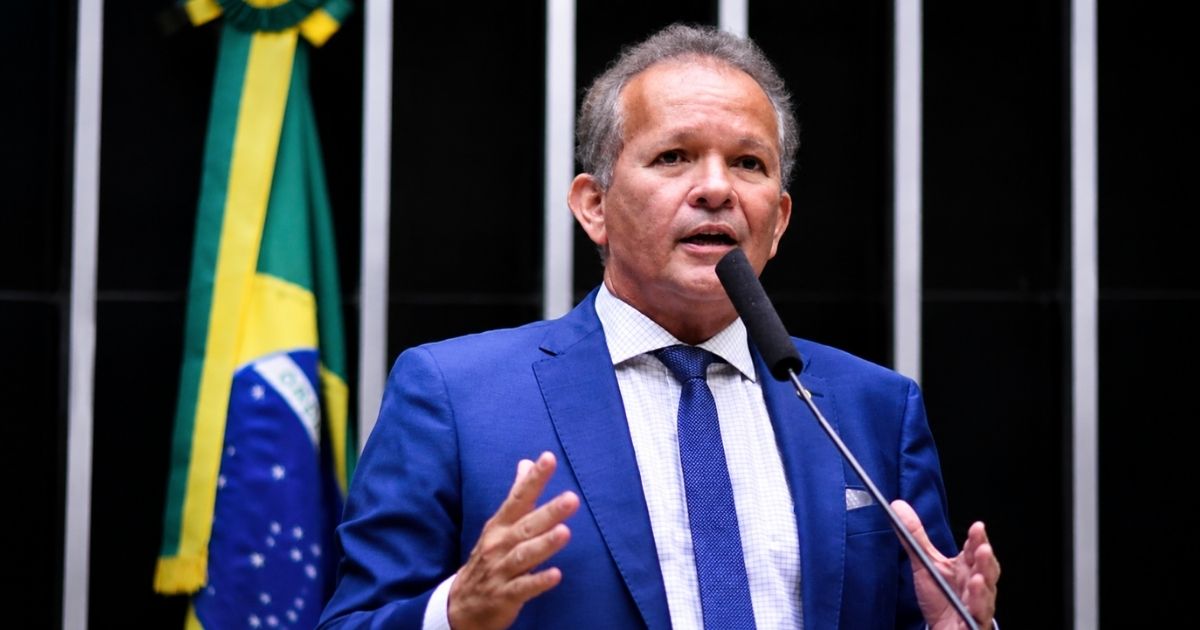 Deputado André Figueiredo discursa na Câmara dos Deputados em imagem relacionada ao projeto que restringe o uso de carro oficial para deslocamentos entre casa e trabalho.