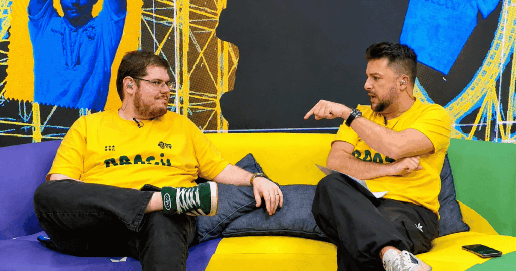 Casimiro Miguel e integrante da equipe da CazéTV durante transmissão da Copa do Mundo, tema de levantamento que apontou 61% de derrotas nas apostas sugeridas ao público.
