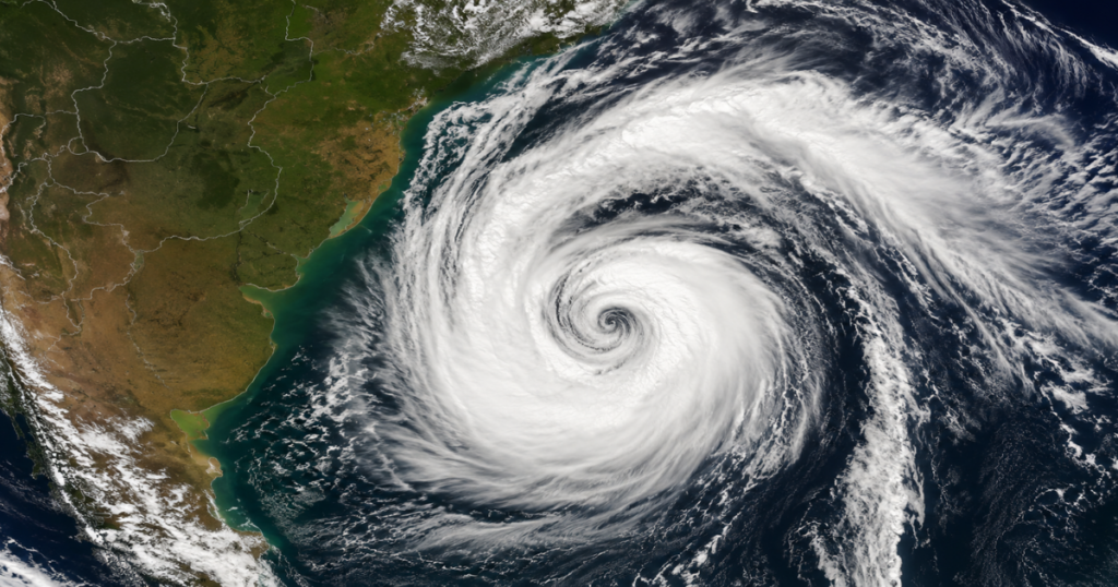 Imagem de satélite mostra ciclone extratropical sobre o Oceano Atlântico próximo ao Sul do Brasil, com grandes bandas de nuvens associadas a chuva intensa e ventos fortes.