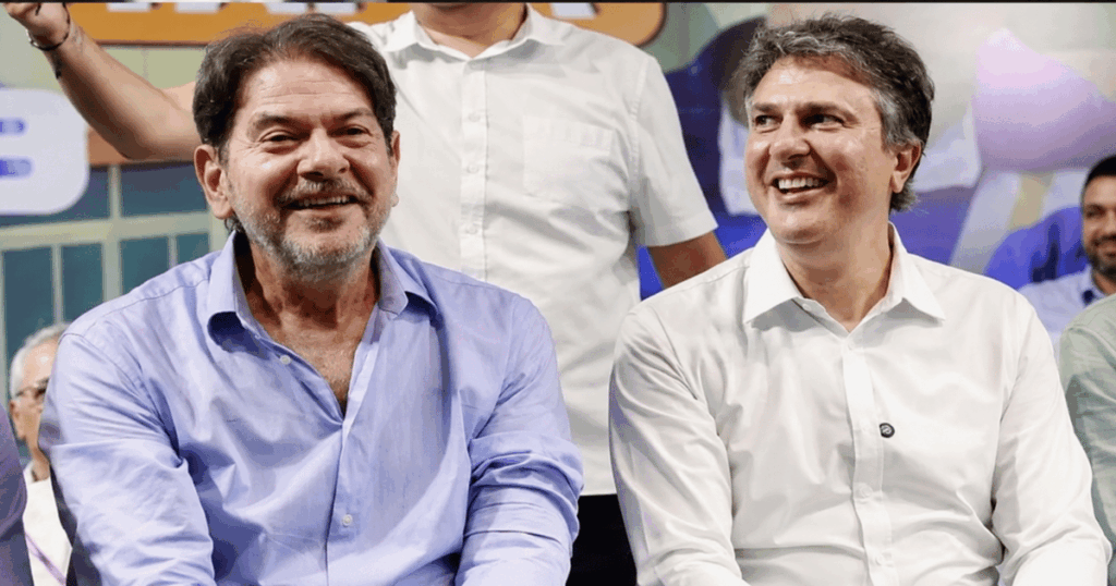 Cid Gomes e Camilo Santana durante evento público antes da homenagem com a Medalha Virgílio Távora concedida pela Assembleia Legislativa do Ceará.