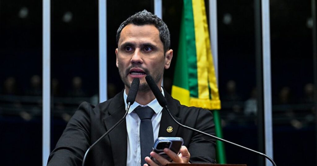 Senador Cleitinho Azevedo discursa no Plenário do Senado durante debate sobre candidatura ao governo de Minas