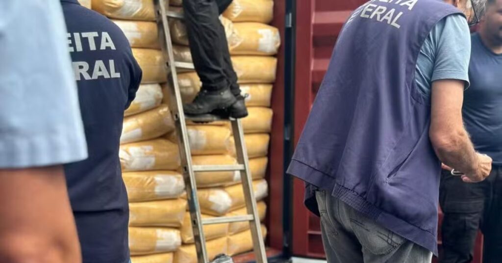 Tijolos de cocaína apreendidos pela Receita Federal no Porto do Mucuripe, em Fortaleza