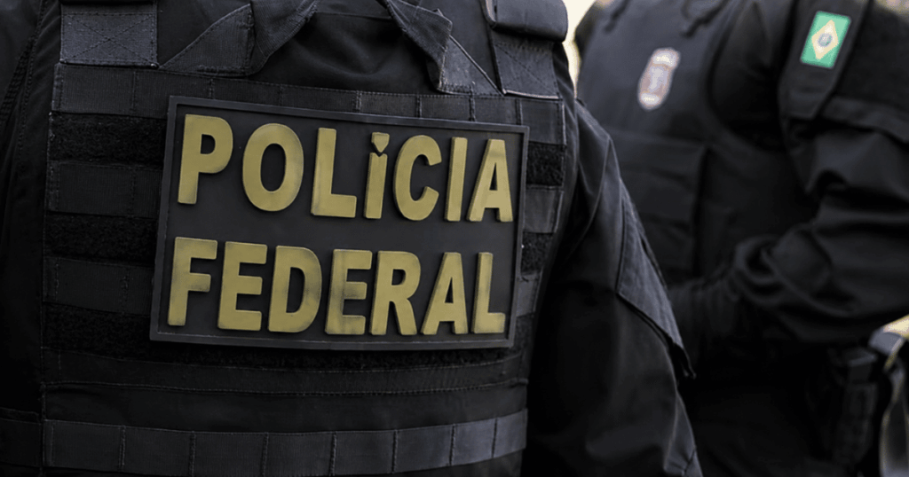 Agentes da Polícia Federal durante operação contra o garimpo ilegal controlado pelo Comando Vermelho na Terra Indígena Sararé, em Mato Grosso.