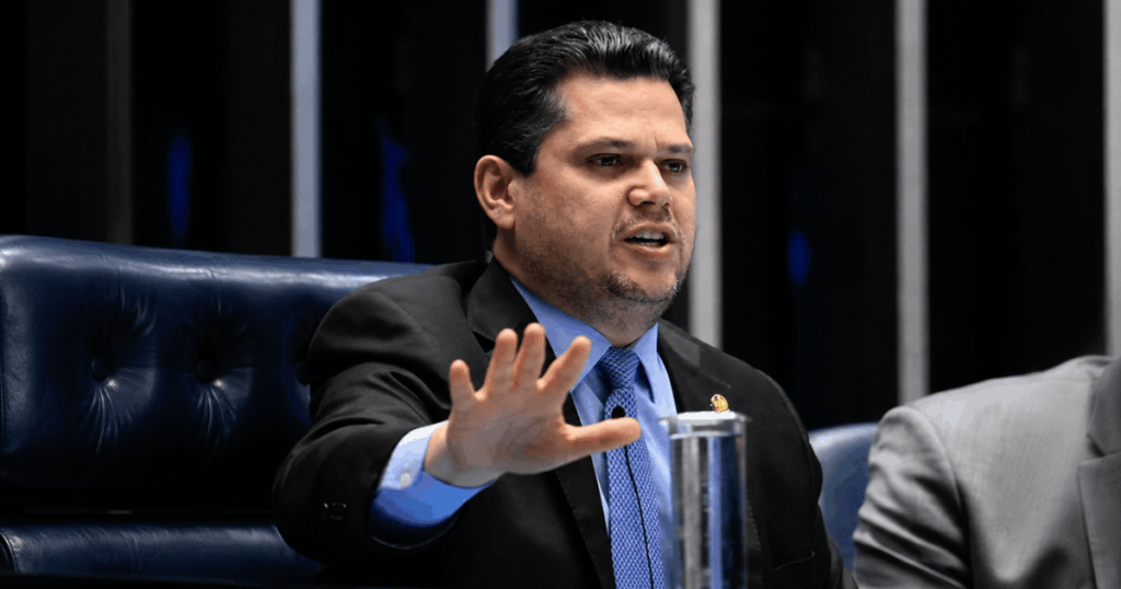 Davi Alcolumbre durante sessão no Senado em que reagiu a críticas e defendeu a atuação da Casa em meio ao debate sobre pautas de impacto fiscal.