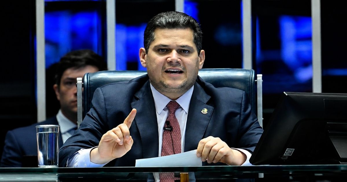 Davi Alcolumbre preside sessão do Senado em meio à discussão sobre a tramitação da PEC 6x1.