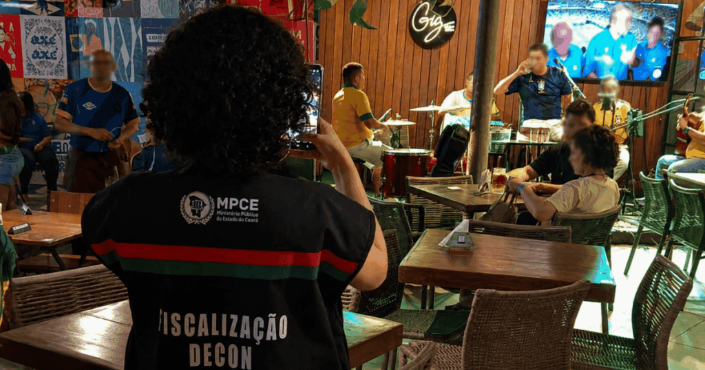 Fiscal do Decon realiza fiscalização em bar de Fortaleza durante transmissão de jogo da Seleção Brasileira após denúncias de cobrança considerada irregular.