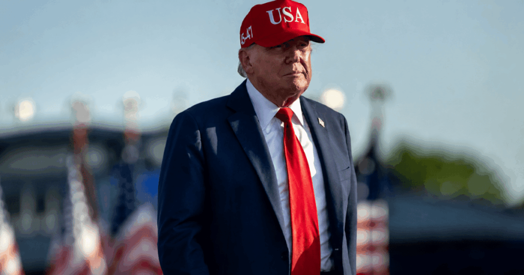 Donald Trump durante evento nos Estados Unidos. A imagem ilustra reportagem sobre a decisão americana de classificar o PCC e o Comando Vermelho como organizações terroristas.