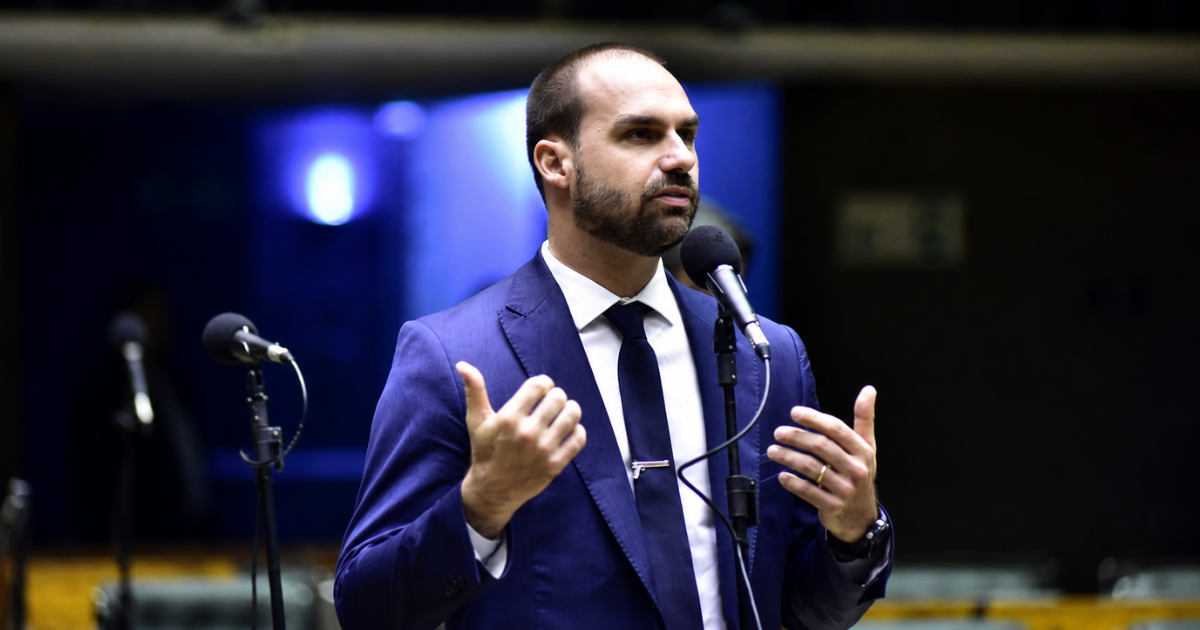 Eduardo Bolsonaro discursa em plenário após condenação do STF que resultou em inelegibilidade e impacto na disputa da direita para as eleições de 2026.