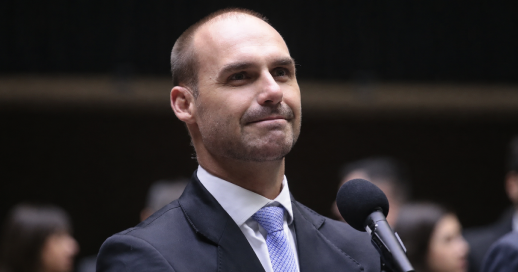Eduardo Bolsonaro durante discurso na Câmara dos Deputados em imagem usada em matéria sobre julgamento no STF por acusação de coação em processo relacionado à tentativa de golpe.