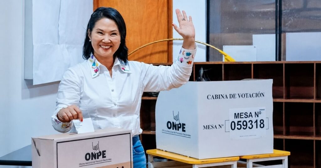 Keiko Fujimori vota durante eleição presidencial no Peru em disputa acirrada contra Roberto Sánchez