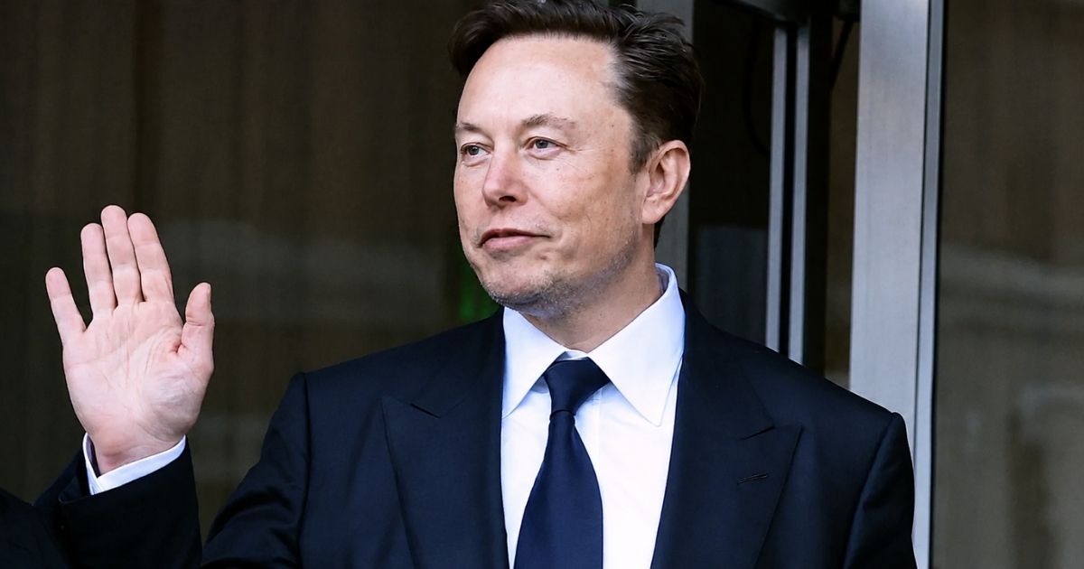Elon Musk em imagem de arquivo após ameaça do Irã contra empresas ligadas à Starlink e SpaceX no Oriente Médio.