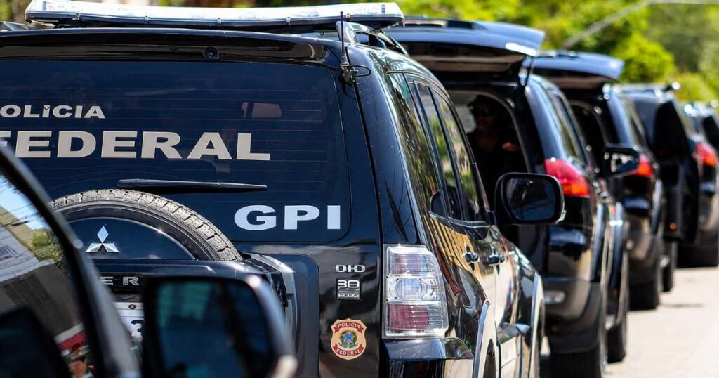 Viaturas da Polícia Federal durante operação de combate ao terrorismo no Brasil após investigações sobre suspeitos ligados ao Estado Islâmico.