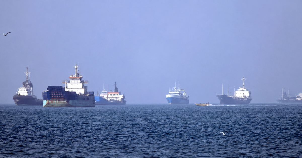 Navios cargueiros e petroleiros aguardam passagem no Estreito de Ormuz após acordo entre Estados Unidos e Irã.