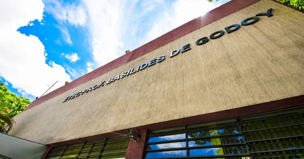 Fachada da Etec Prof. Basilides de Godoy, em São Paulo, uma das unidades da rede estadual de ensino técnico administrada pelo Centro Paula Souza.