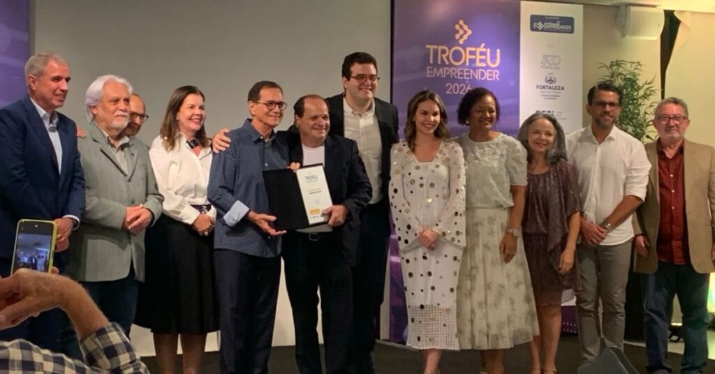 Fernando Ximenes, CEO da Plug Station, recebe prêmio em evento do Troféu Empreendedor 2026 na FIEC, em Fortaleza.