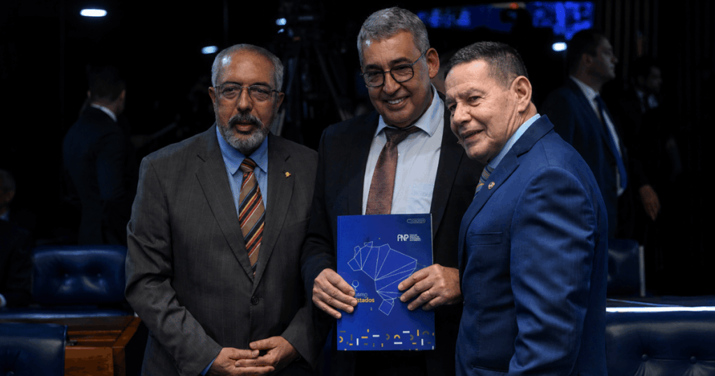Senadores participam de evento no Congresso Nacional durante debate sobre a PEC do fim da escala 6x1 e a redução da jornada de trabalho para 40 horas semanais.