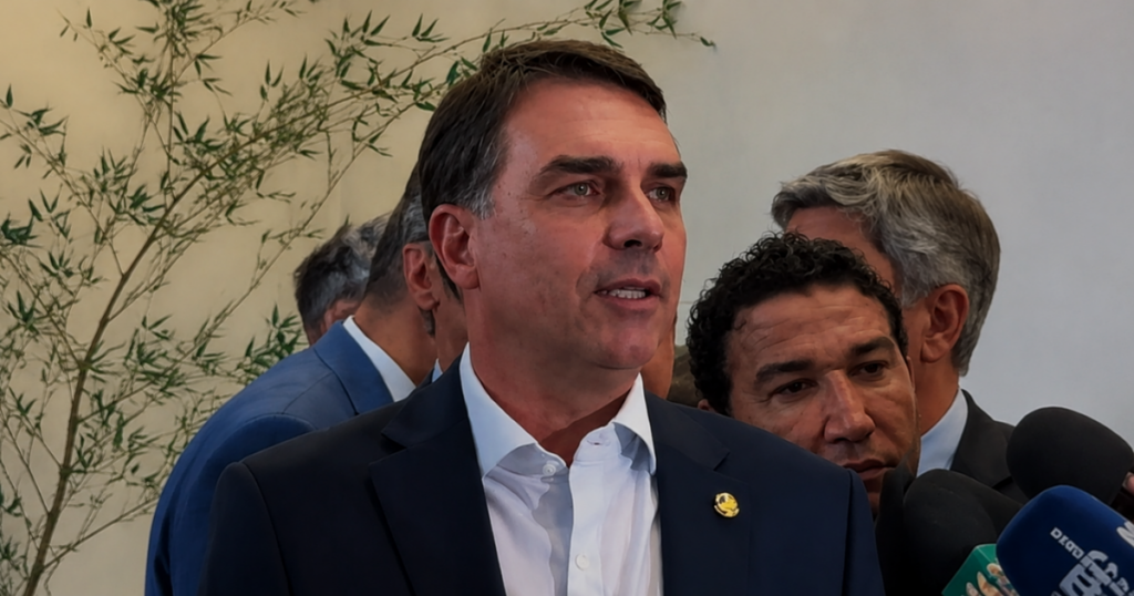 Flávio Bolsonaro durante entrevista em evento político enquanto enfrenta dificuldades para ampliar apoio de aliados no Nordeste para a disputa presidencial de 2026.