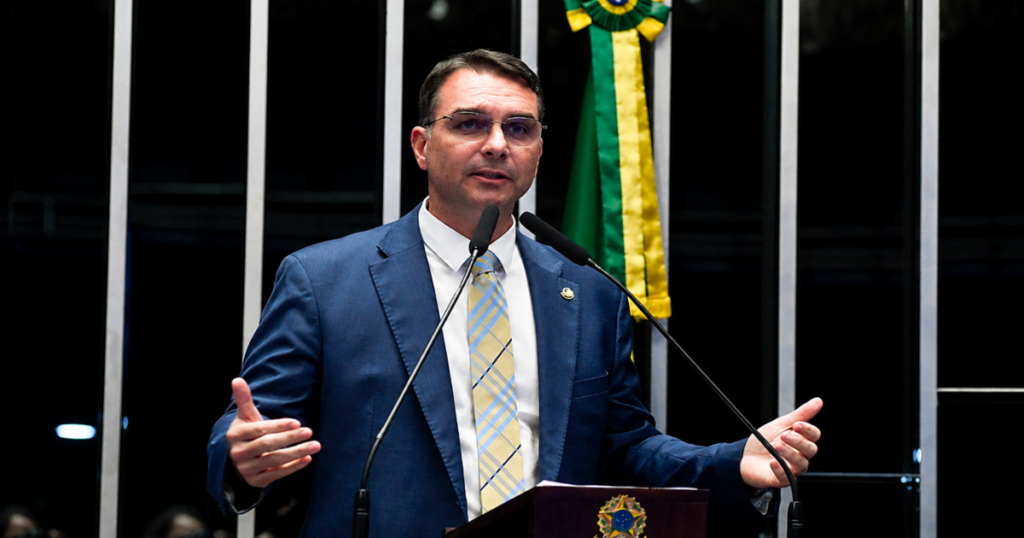 Senador Flávio Bolsonaro discursa no plenário do Senado Federal durante período de tensão política envolvendo pedido apresentado ao STF sobre investigação relacionada ao presidente Lula.