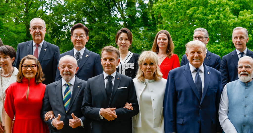 Líderes mundiais posam para foto oficial da cúpula do G7 na França em 2026, com Lula e Donald Trump entre os participantes do encontro.