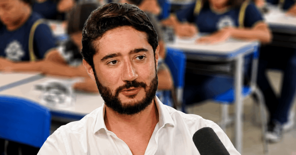 Gabriel Azevedo, pré-candidato ao Governo de Minas pelo MDB, durante entrevista, em imagem sobre a disputa por apoio de Lula nas eleições de 2026.