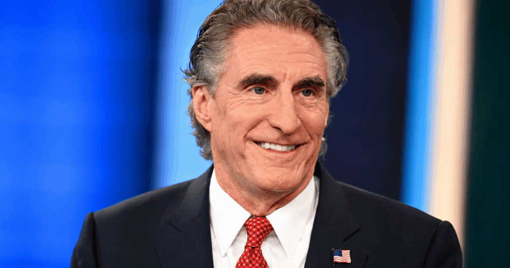 Doug Burgum, secretário do Interior dos Estados Unidos, durante entrevista em que afirmou que a gasolina nos EUA pode voltar a US$ 3 por galão.