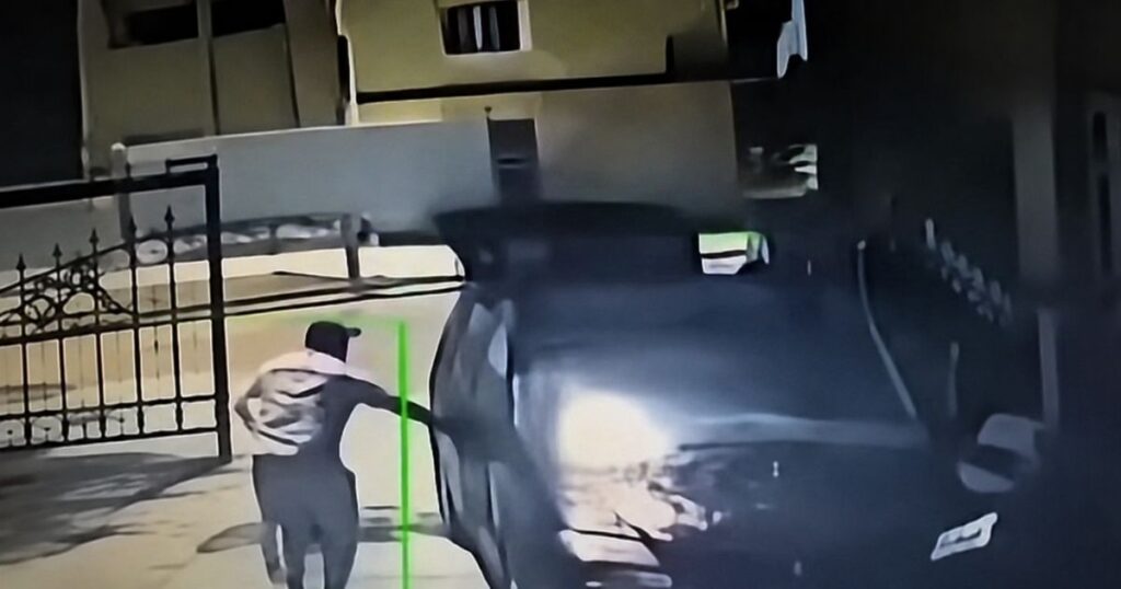 Imagem de câmera de segurança mostra homem próximo a veículo investigado no caso dos imigrantes queimados vivos na região da Calábria, sul da Itália.