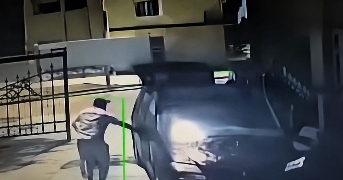 Imagem de câmera de segurança mostra homem próximo a veículo investigado no caso dos imigrantes queimados vivos na região da Calábria, sul da Itália.